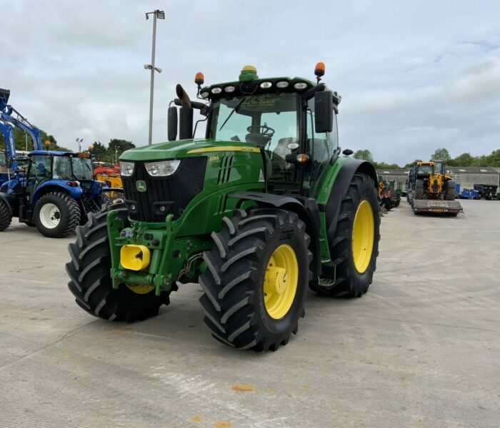 2016 John Deere 6215R